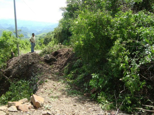 Incomunicados y sin agua potable han quedado vecinos de Morolica