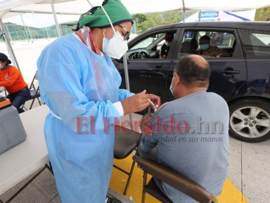 FOTOS: Siguen desbordados los centros de vacunación en la capital