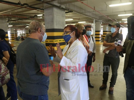 Voluntad, desesperación y aplazamiento: En imágenes cómo se desarrolló el primer día de ensayo de cruce de vacunas  