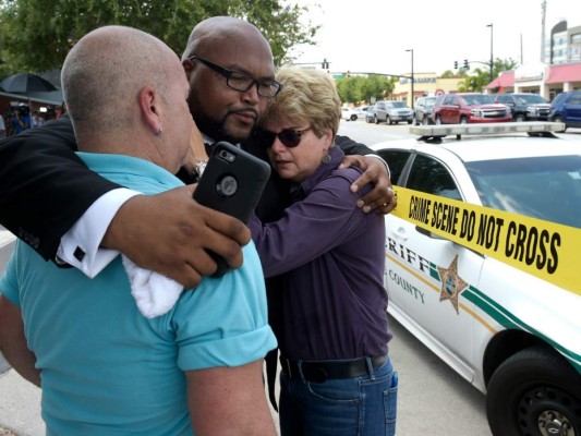 Unos 50 muertos y 42 heridos en club gay de Florida que FBI investiga como 'acto terrorista'  