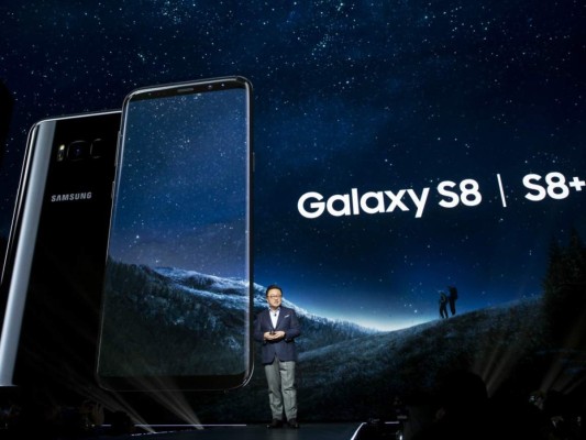 En el lanzamiento del Galaxy S8, los directivos del grupo surcoreano presentes en el evento no mencionaron el punto de la batería, cuya seguridad y capacidades el mercado mira con lupa en este nuevo modelo (Foto: Agencias/AFP)