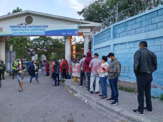 Acompañados de sus caninos, jóvenes acuden a votar en las Elecciones Generales  