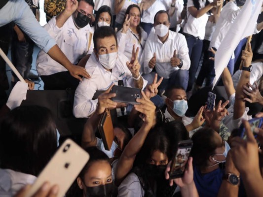 Con promesas y pidiendo voto en plancha, candidatos a la presidencia recorren Honduras (FOTOS)