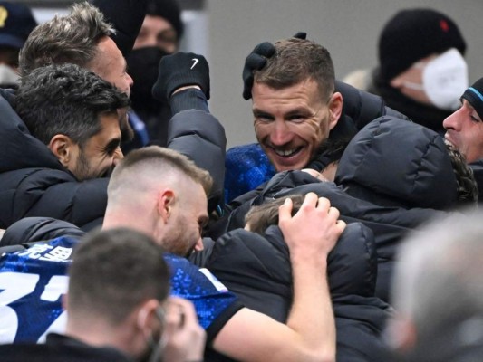 Jugadores del Inter celebran la victoria frente al Unione Venezia. Foto: AFP