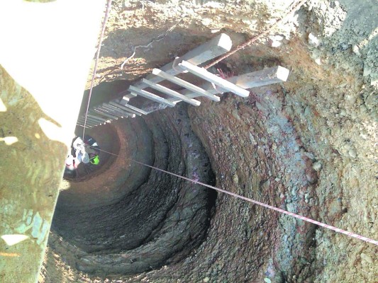 Anciano es rescatado por bomberos de pozo séptico