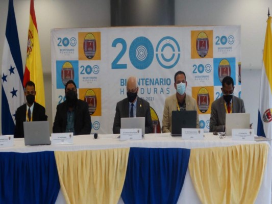 La mesa principal que presidió los actos de inauguración del “Primer Congreso Internacional Virtual para Profesionales de la Cultura Física”.