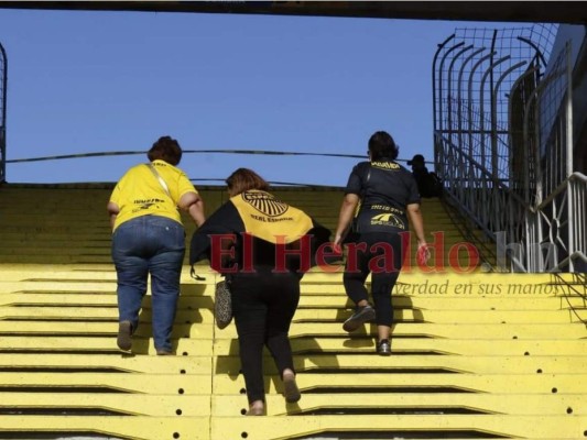 Aficionados acuden al Olímpico aunque Sinager prohíbe su ingreso (FOTOS)