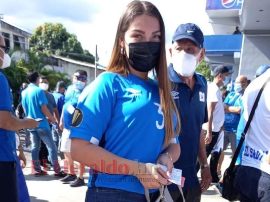 Bellezas hondureñas y salvadoreñas engalanan el estadio Cuscatlán (Fotos)
