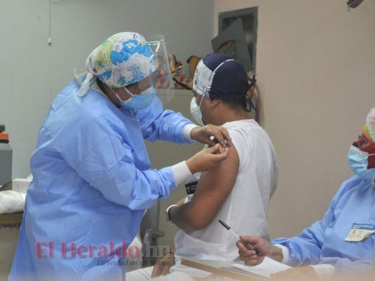 ¿Cómo influyó la vacunación en los contagios y muertes del personal de salud?