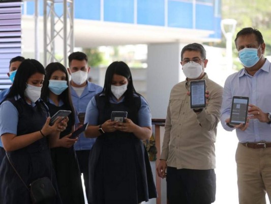 Las autoridades entregaron a un grupo de alumnos dispositivos electrónicos conectados a plataformas pedagógicas digitales que han sido creadas en el marco de la pandemia covid-19.