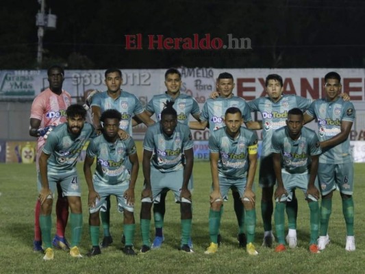 Los rostros de tristeza de los jugadores del Real de Minas por el descenso