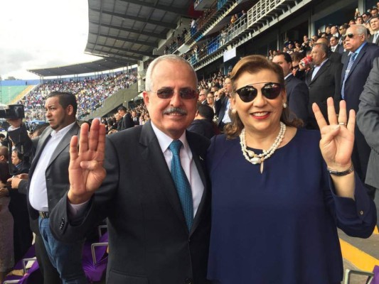 Elegantes damas asisten a toma de posesión de Juan Orlando Hernández