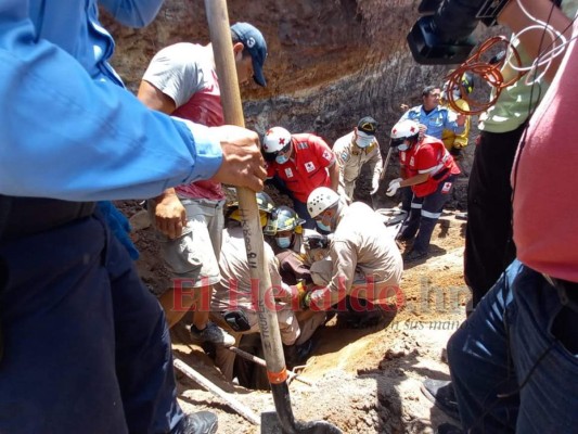 Dramáticas imágenes del rescate de tres hombres soterrados en Sabanagrande (FOTOS)