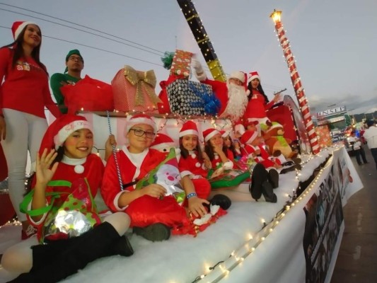 FOTOS: Coloridas carrozas engalanan la Navidad Catracha en la capital