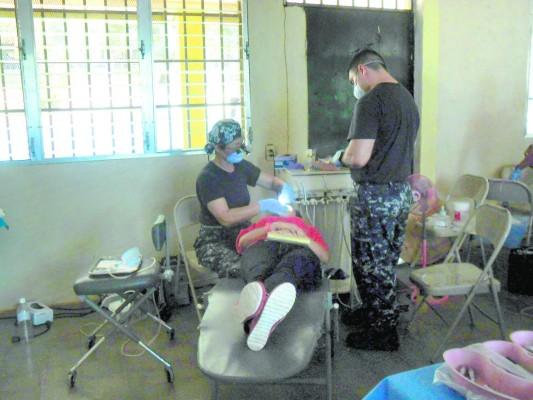 Al menos 1,400 pacientes diarios atienden en barco hospitalario