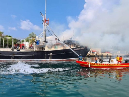 Imágenes del incendio de embarcación en Roatán que dejó dos muertos