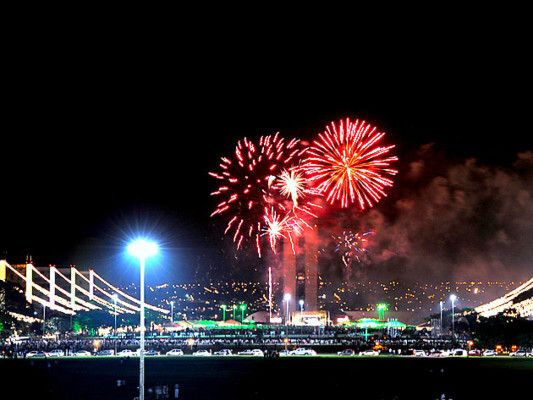 El mundo saluda al 2012 y dice adiós a un difícil año viejo