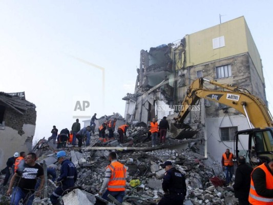 Sismo deja 13 muertos en Albania, buscan a sobrevivientes&nbsp;