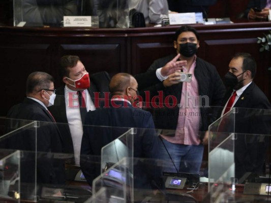 Caras nuevas y momentos de selfies, así se vivió víspera de primera legislatura en el hemiciclo (FOTOS)