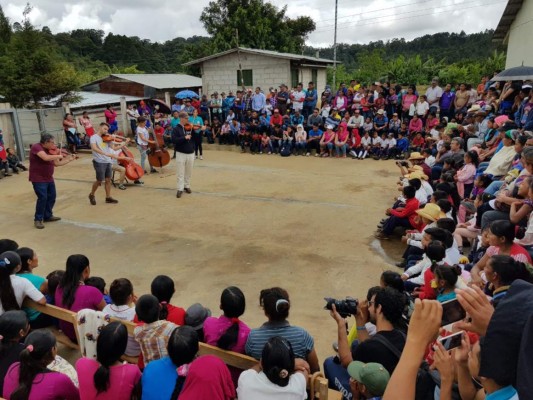 Barrios con sonido de violín, paz y anhelos
