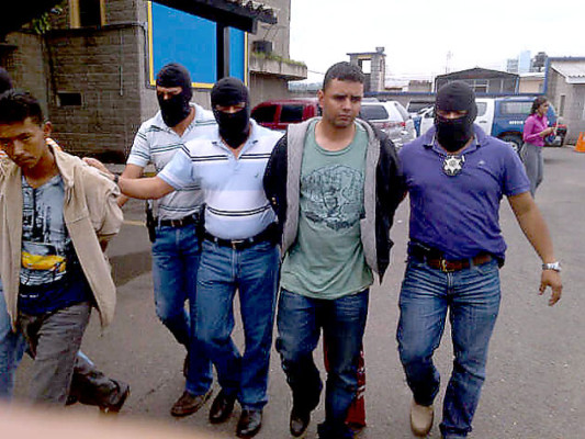 Detienen a policía y mecánico con armas en Tegucigalpa