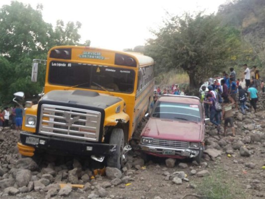 Una persona muerta deja accidente entre bus y un carro pick-up en El Paraíso
