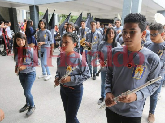 Con baile, música y hasta palillonas, así celebra el Instituto Central Vicente Cáceres su 140 aniversario