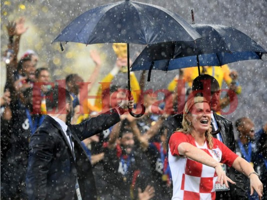 Bajo la lluvia, presidenta de Croacia apoya a su equipo tras perder la final del Mundial ante Francia