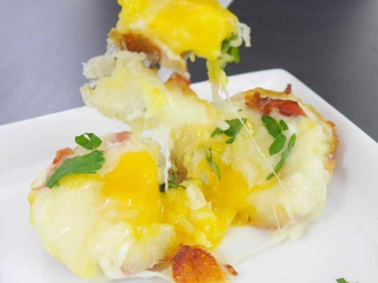 Papa rellena con huevo y bacón