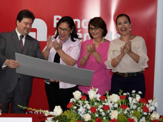 Guillermo Bueso, presidente ejecutivo de Banco Atlántida entrega donativo a Funhocam &nbsp;&nbsp;