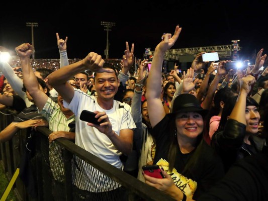 Hondureños cantan al ritmo de Maná