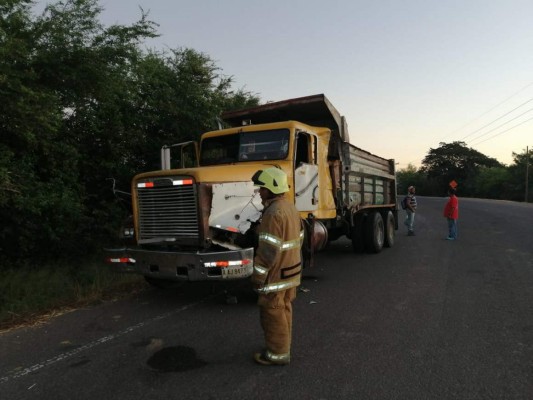 Las fotos del fuerte encontronazo entre bus y volqueta en Choluteca