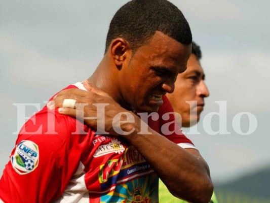 VIDEO: Brutal patada que le propina el arquero de Real España a Rony Martínez