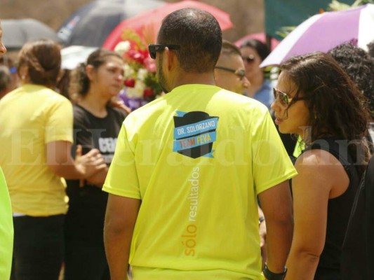 Entre lágrimas y aplausos despiden del mundo terrenal al doctor Solórzano