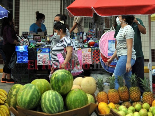 Unos compran, otros van al banco y muchos salen a pedir: La capital en tiempo de pandemia