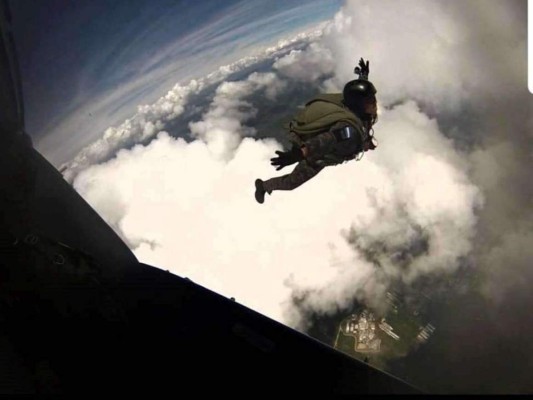 Bicentenario: 30 paracaidistas harán honores a la Patria desde el cielo