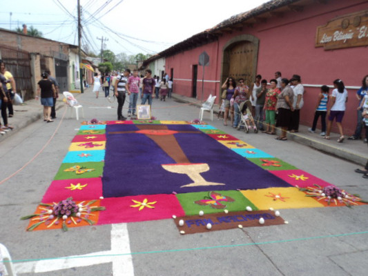 Comayagua vuelve a maravillar a propios y extraños con sus magníficas alfombras
