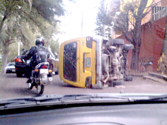 Volcamiento de carro genera tráfico en Las Lomas