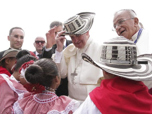 Francisco se hiere el rostro al golpearse contra el papamóvil en Colombia