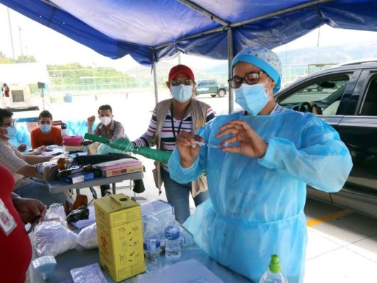 Así continúa vacunación contra covid-19 para adultos mayores en varios puntos de la capital (FOTOS)