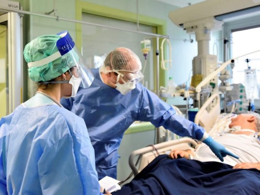 Los inquietantes mensajes que delatan al médico acusado de matar a pacientes con covid-19 para liberar camas (FOTOS)