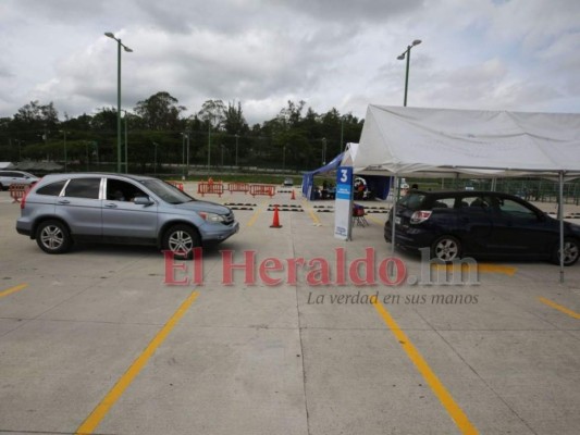 FOTOS: Siguen desbordados los centros de vacunación en la capital