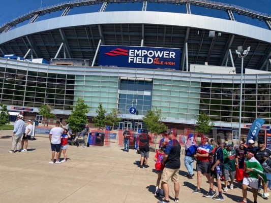 ¡Afición cinco estrellas! Hondureños pintan de azul y blanco el Empower Field de Denver