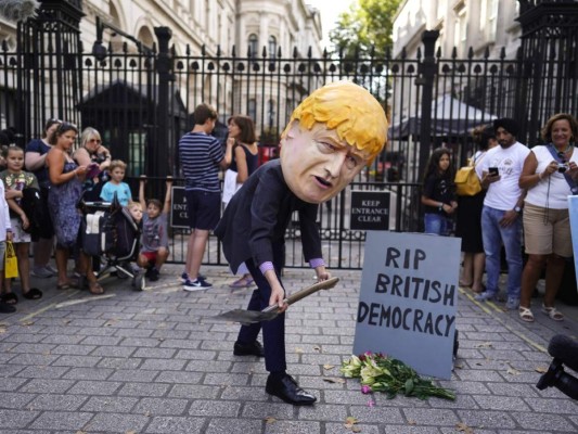 Reina Isabel II aprueba formalmente la suspensión del Parlamento