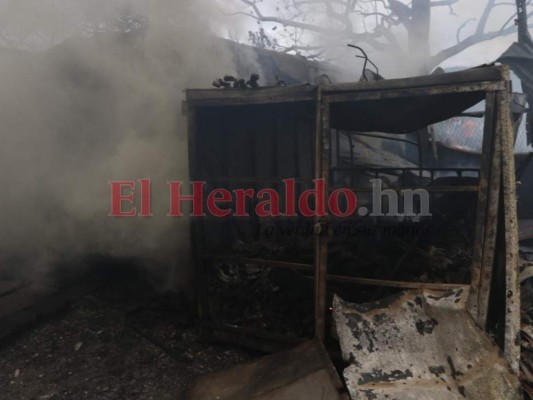 FOTOS: Destrucción en salida al sur tras accidente de rastra con combustible
