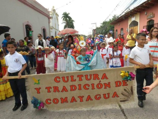 Colorido desfile de jardines escolares en Comayagua