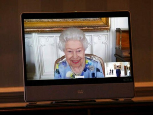 Reina Isabel II retoma compromisos públicos  