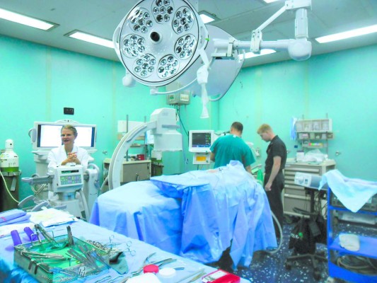 Al menos 1,400 pacientes diarios atienden en barco hospitalario