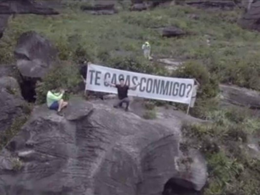 La espectacular propuesta de matrimonio del cantante Chyno Miranda a su novia