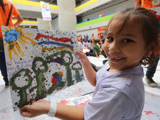 Niños llenan de color a Tegucigalpa